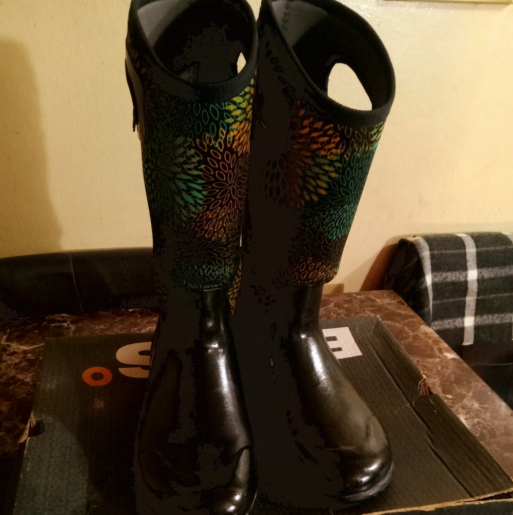 BOGS Stylish Black and Green & Yellow Women's Boots